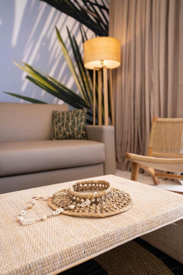 Cook'S Bay Hotel & Suites Paopao Bagian luar foto