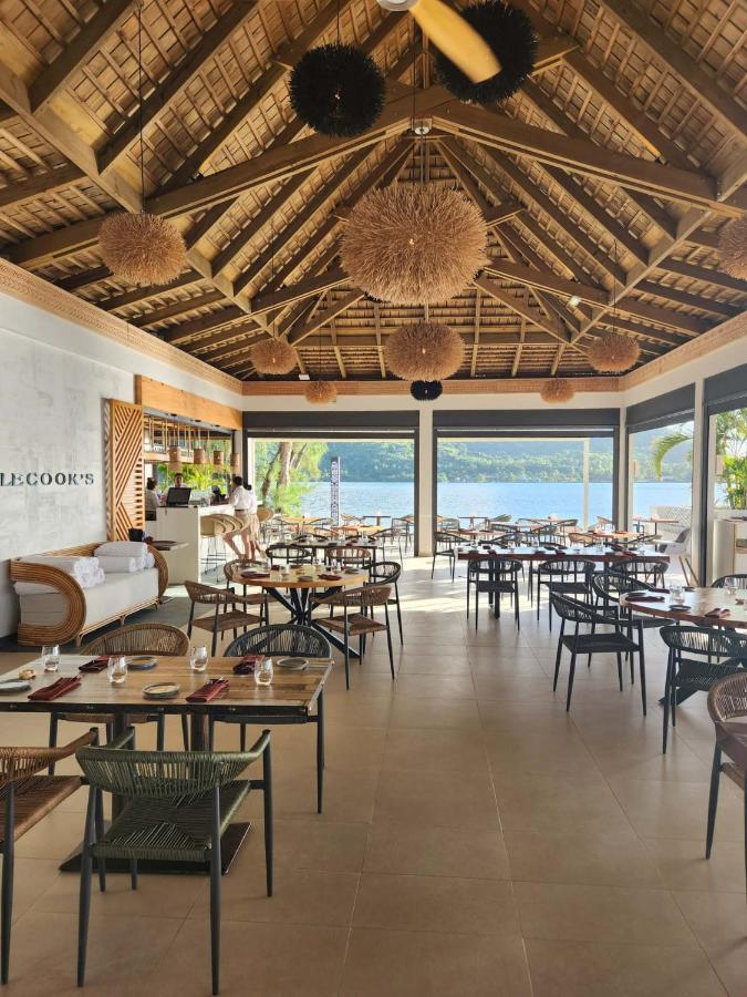 Cook'S Bay Hotel & Suites Paopao Bagian luar foto