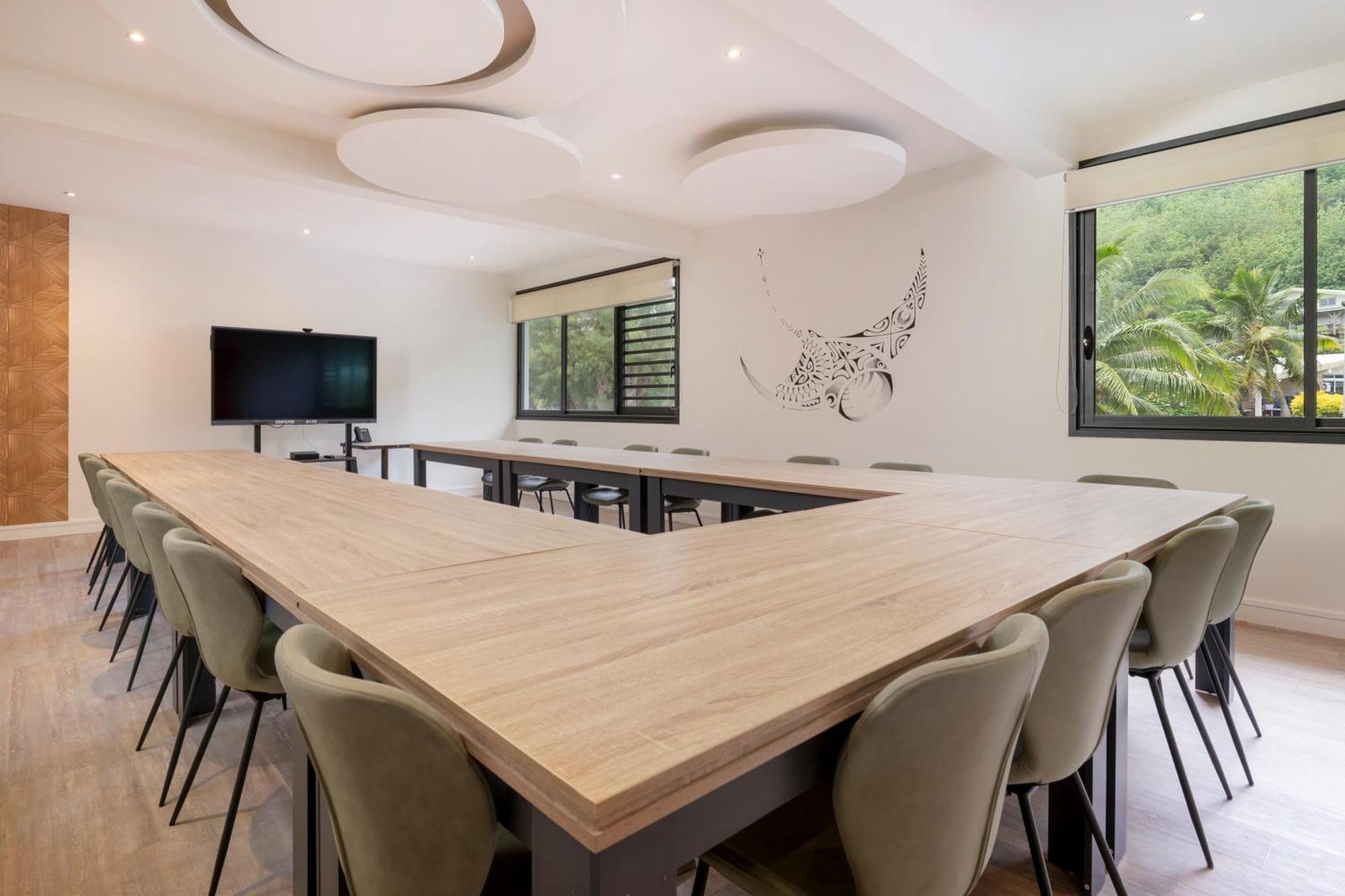 Cook'S Bay Hotel & Suites Paopao Bagian luar foto