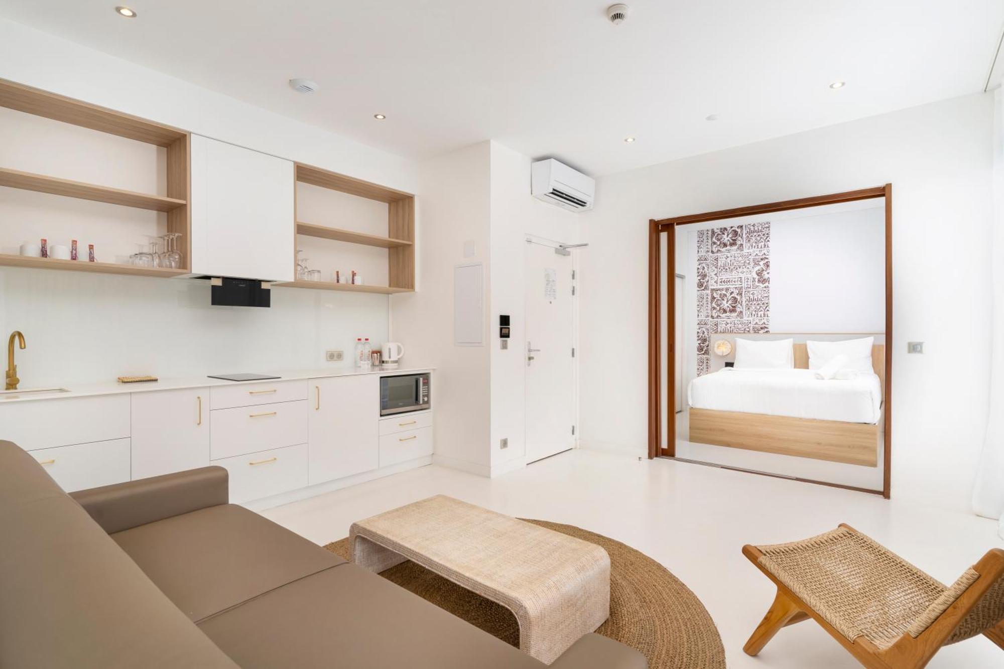 Cook'S Bay Hotel & Suites Paopao Bagian luar foto