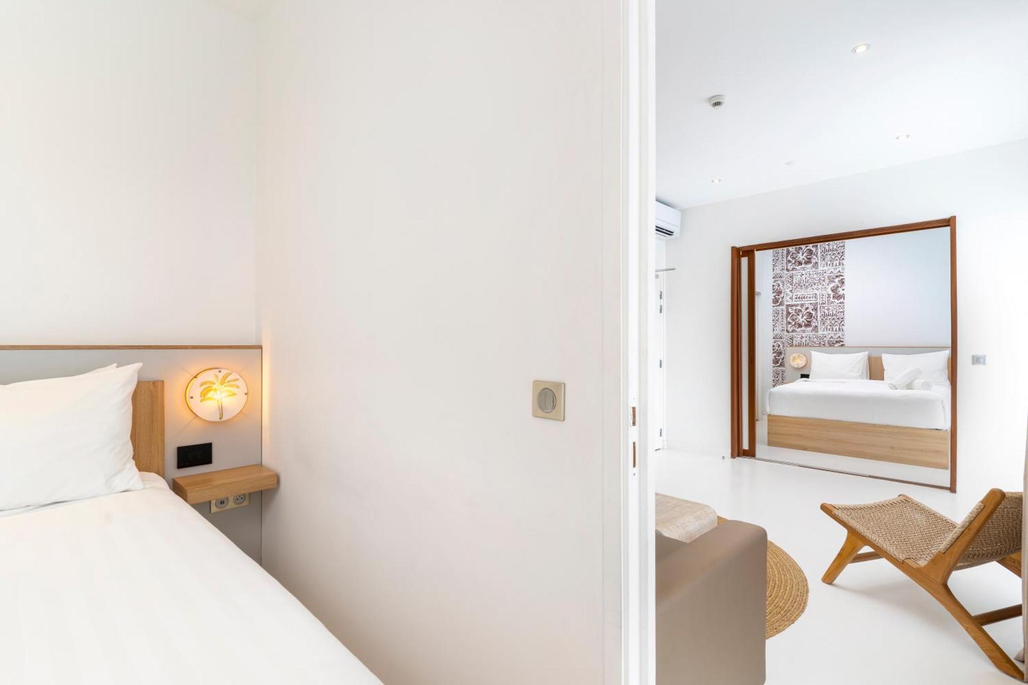 Cook'S Bay Hotel & Suites Paopao Bagian luar foto