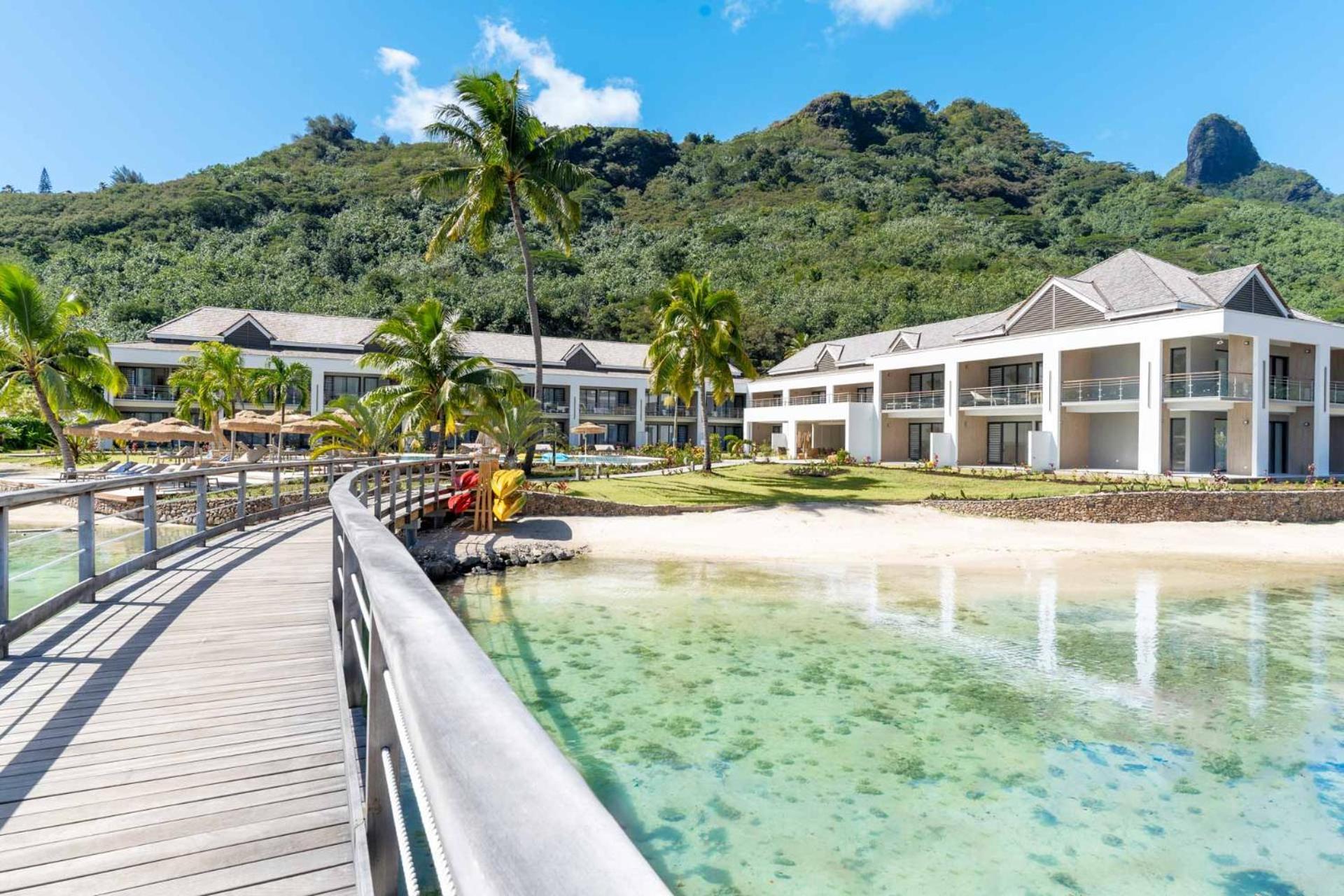 Cook'S Bay Hotel & Suites Paopao Bagian luar foto