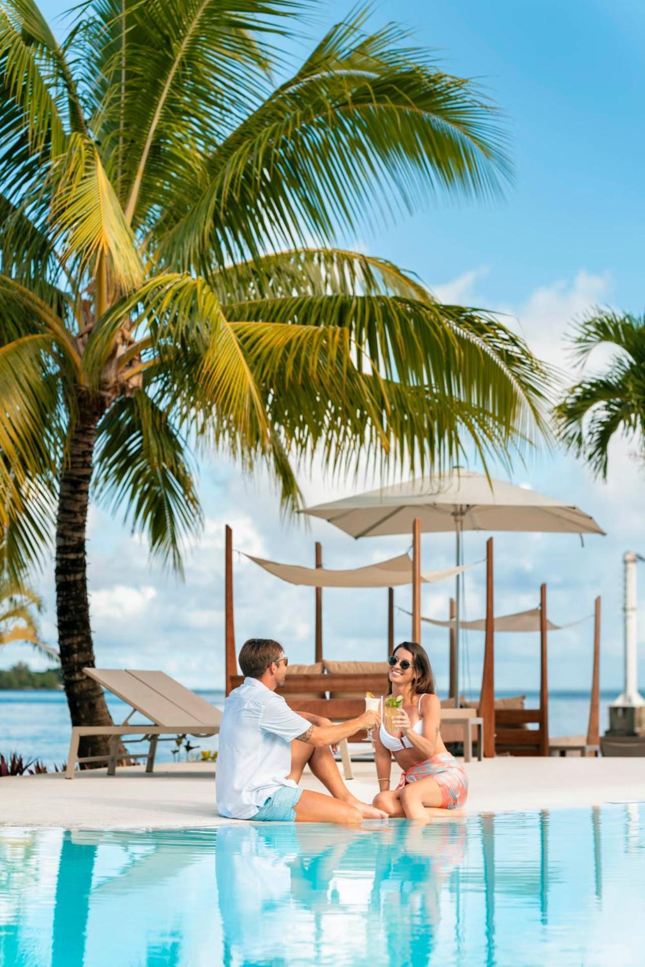 Cook'S Bay Hotel & Suites Paopao Bagian luar foto