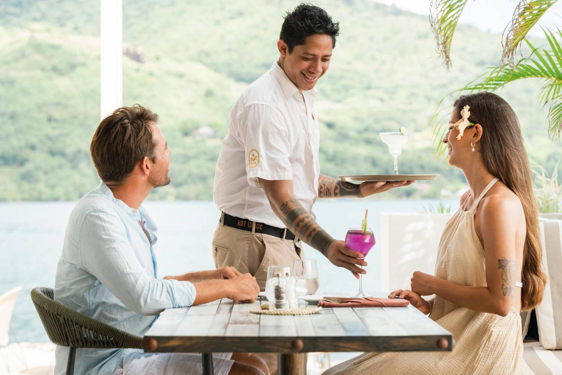 Cook'S Bay Hotel & Suites Paopao Bagian luar foto