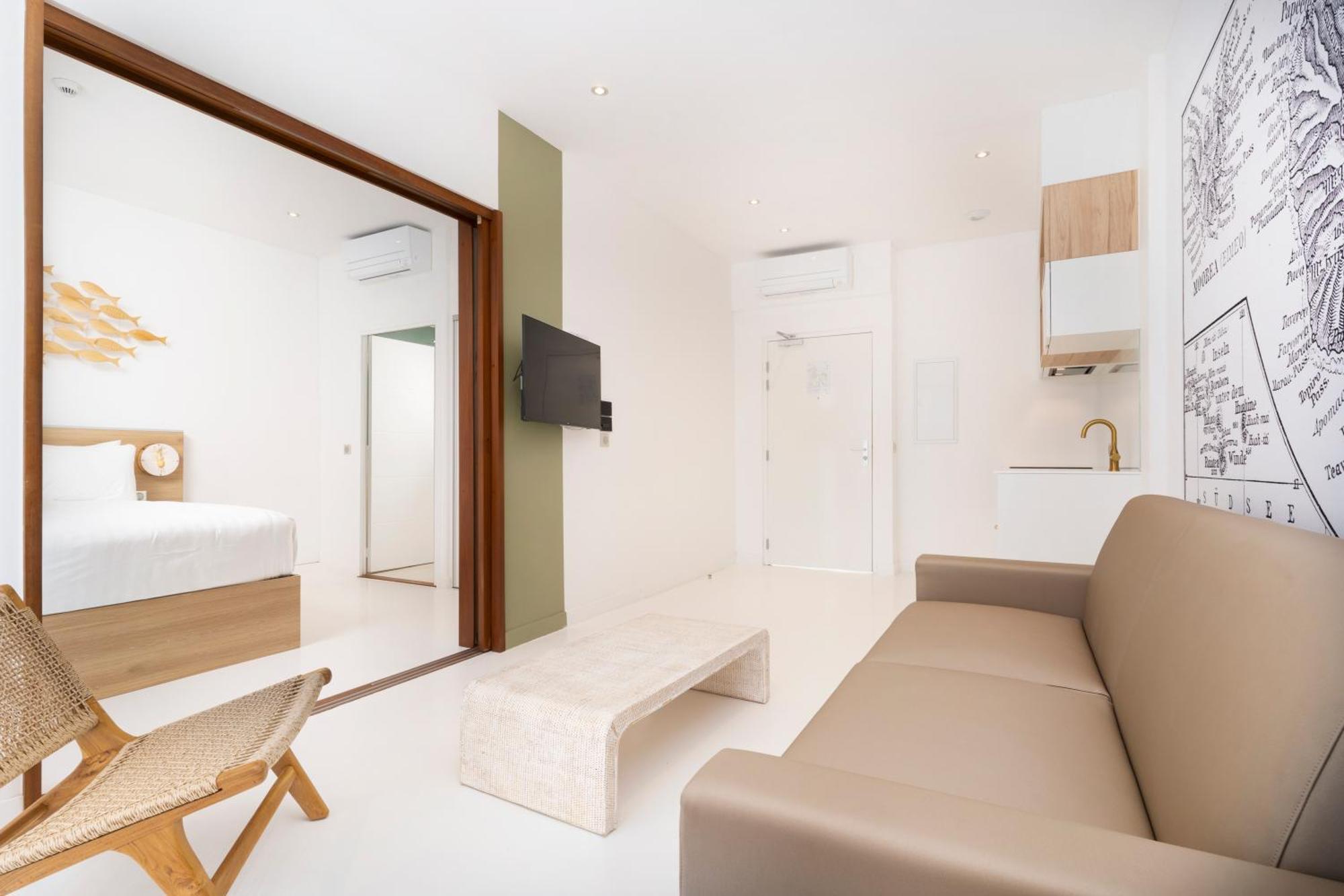 Cook'S Bay Hotel & Suites Paopao Bagian luar foto