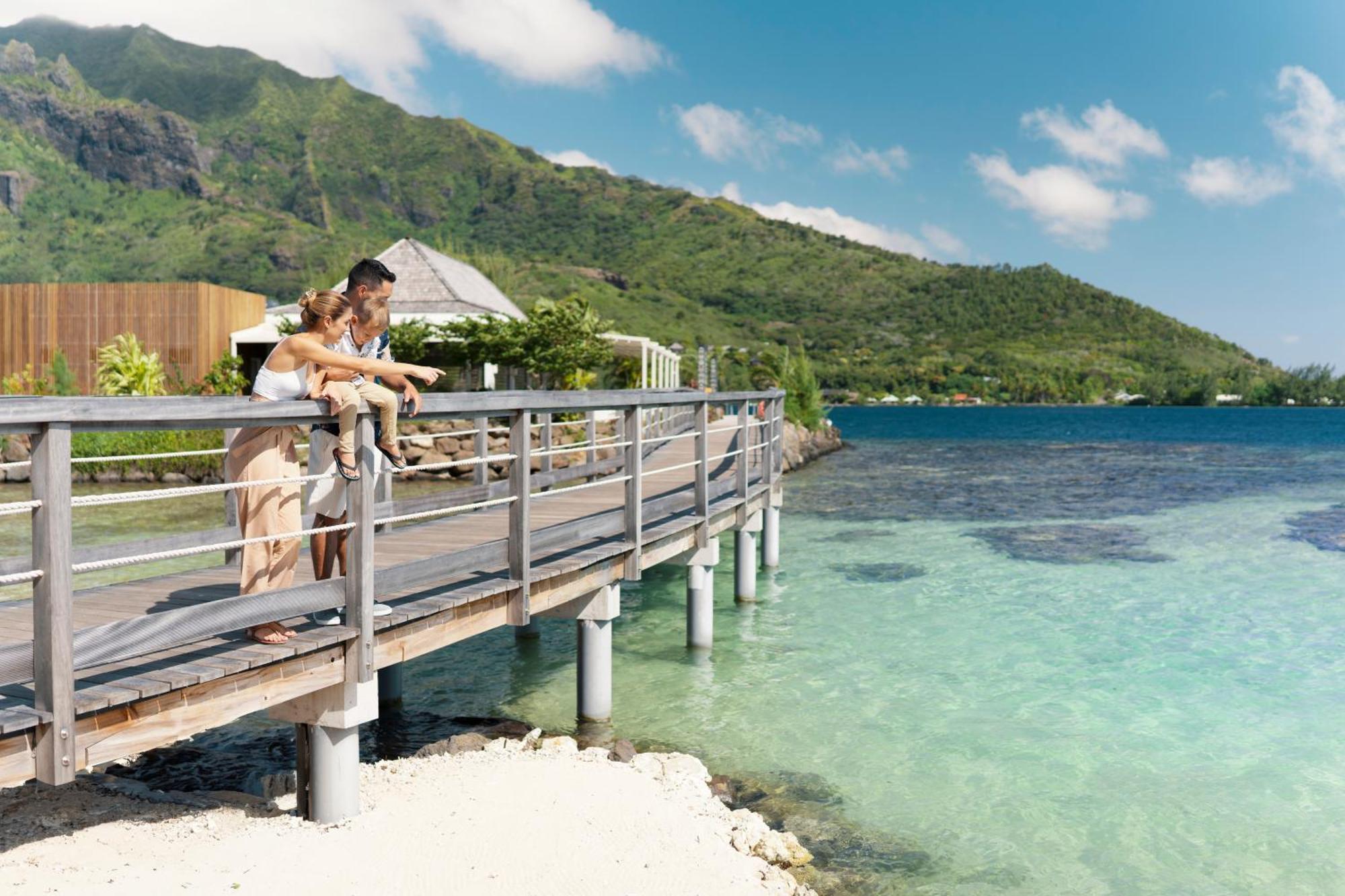 Cook'S Bay Hotel & Suites Paopao Bagian luar foto