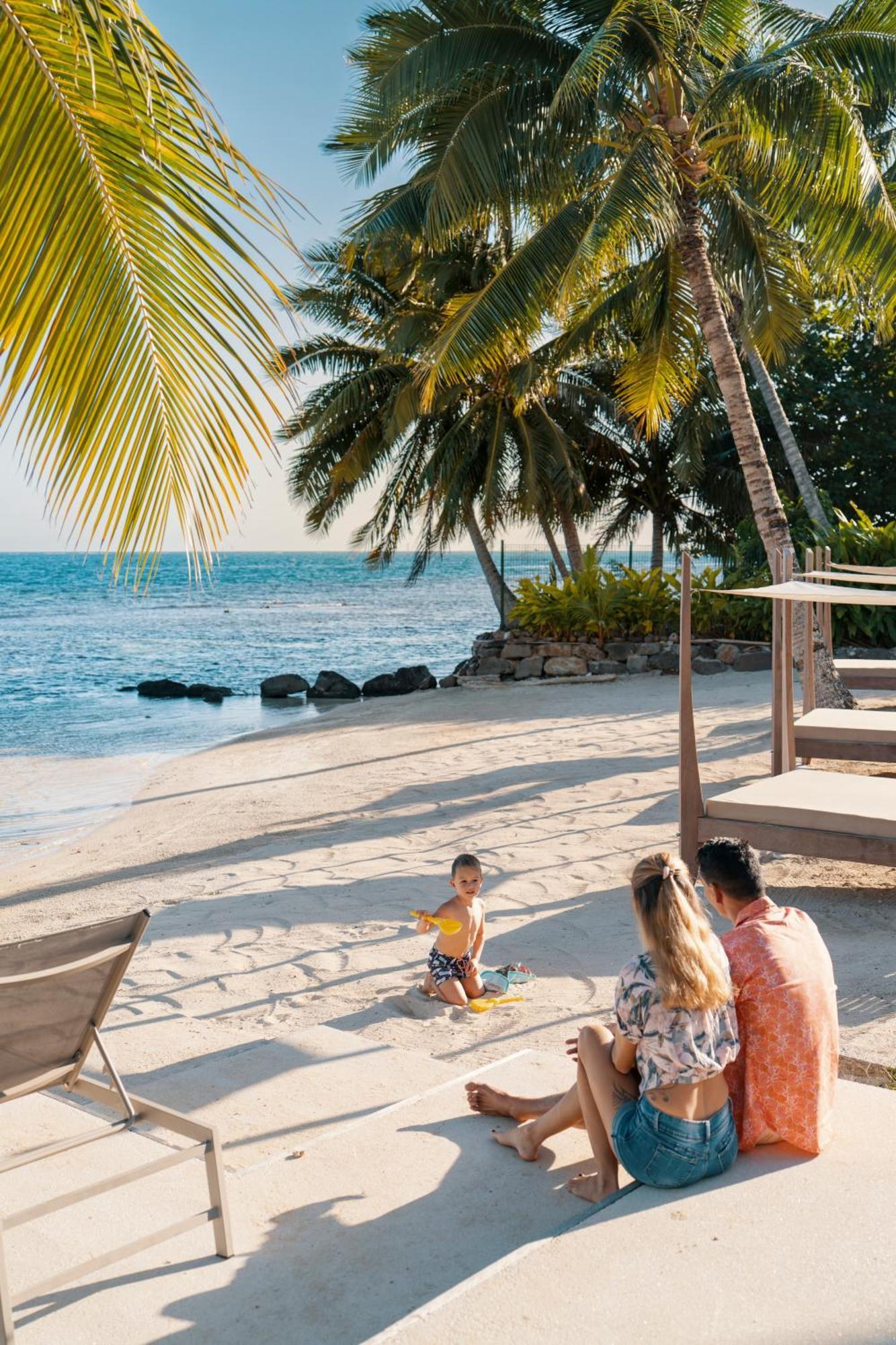 Cook'S Bay Hotel & Suites Paopao Bagian luar foto